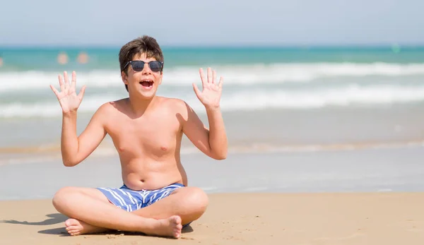 Niño Pequeño Vacaciones Playa Muy Feliz Emocionado Expresión Ganadora Celebrando — Foto de Stock