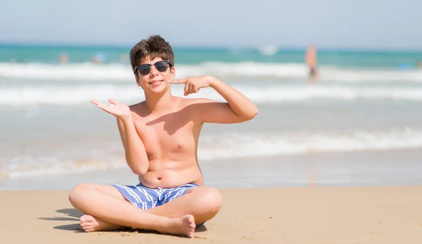 Kleines Kind Urlaub Strand Sehr Glücklich Zeigt Mit Hand Und — Stockfoto