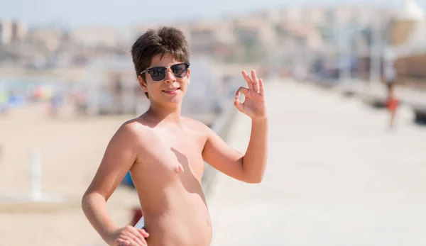 Kleines Kind Urlaub Strand Macht Zeichen Mit Den Fingern Ausgezeichnetes — Stockfoto
