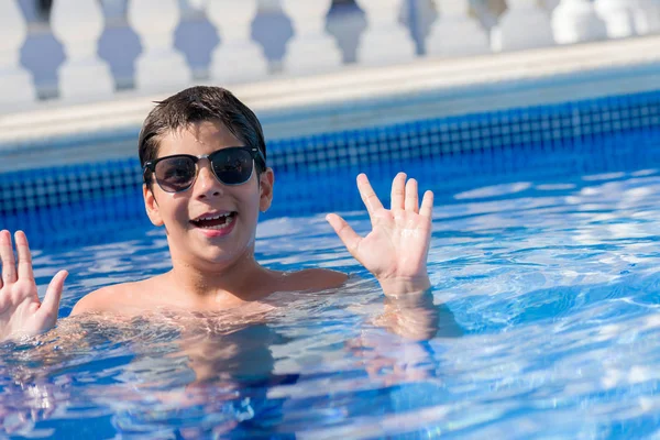 Kleines Kind Urlaub Pool Strand Sehr Glücklich Und Aufgeregt Siegerausdruck — Stockfoto