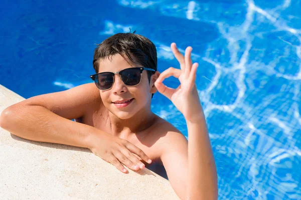 Kleines Kind Urlaub Pool Strand Macht Zeichen Mit Den Fingern — Stockfoto