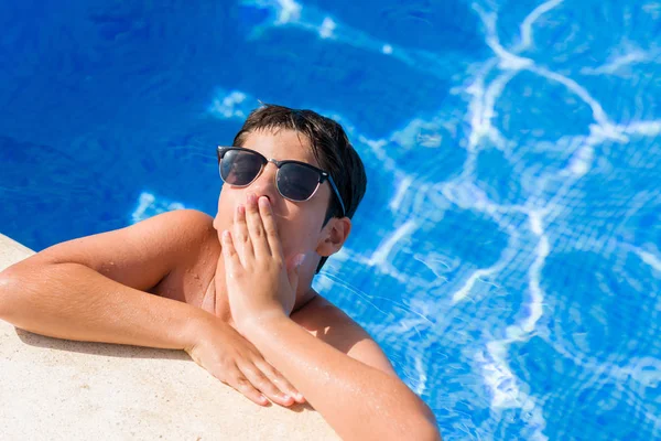 年幼的孩子在游泳池边的泳池旁捂着嘴 用手惊呆了 脸上的恐惧 秘密概念 — 图库照片