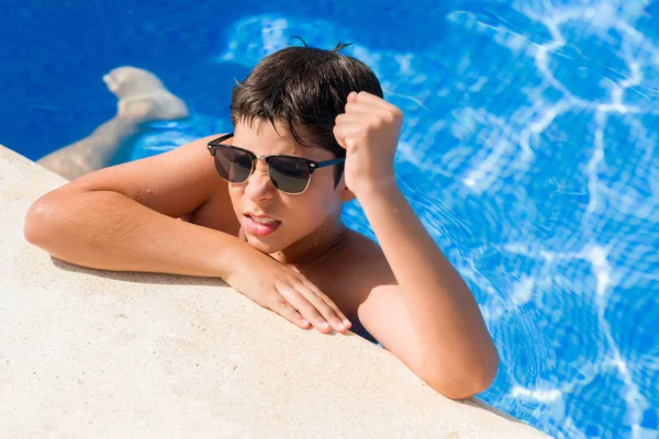 Niño Pequeño Vacaciones Piscina Junto Playa Molesto Frustrado Gritando Con —  Fotos de Stock