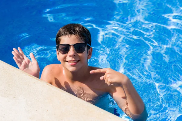 非常に幸せな手と指で指しているビーチでプールで休日に若い子 — ストック写真