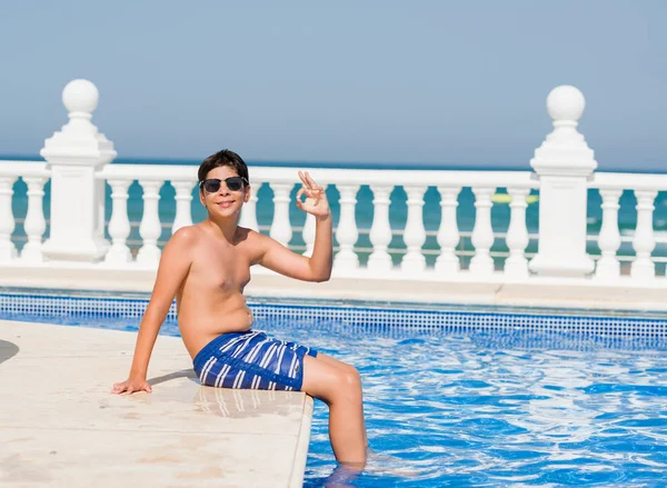 Niño Pequeño Vacaciones Piscina Junto Playa Haciendo Signo Bien Con —  Fotos de Stock