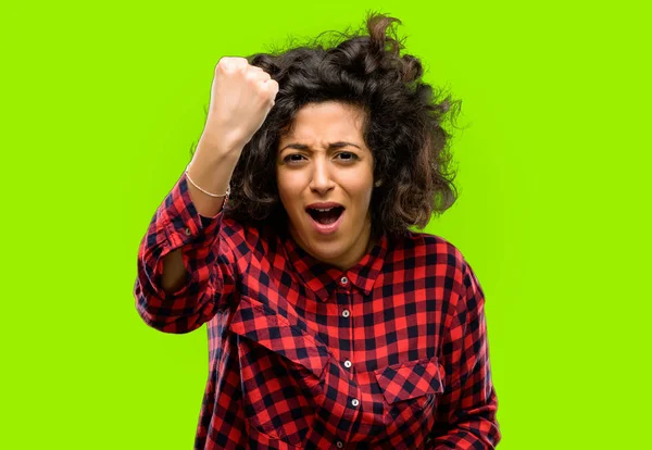 Mooie Arabische Vrouw Geïrriteerd Boos Het Uiten Van Negatieve Emotie — Stockfoto