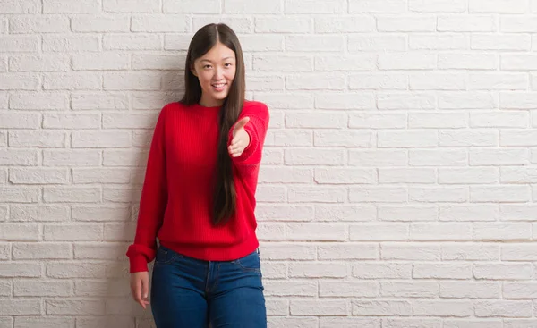 Jovem Mulher Chinesa Sobre Parede Tijolo Sorrindo Amigável Oferecendo Aperto — Fotografia de Stock