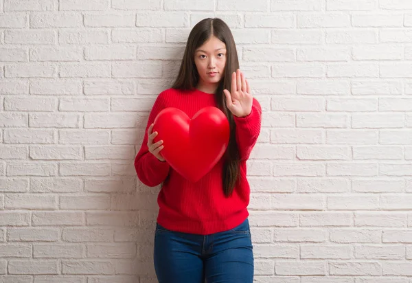 Junge Chinesin Über Weiße Ziegelwand Streckt Zunge Glücklich Mit Lustiger — Stockfoto