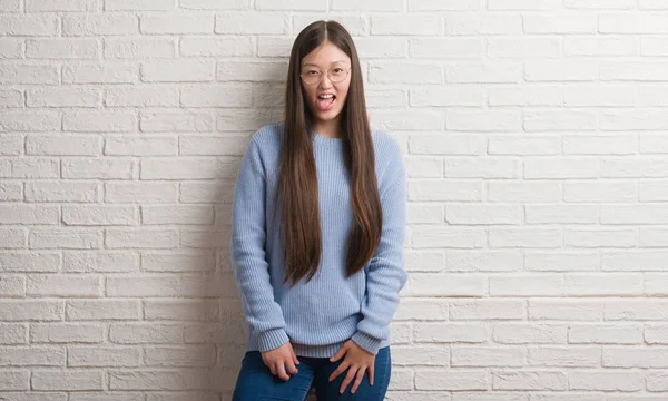 Jonge Chinese Vrouw Witte Bakstenen Muur Steken Tong Uit Blij — Stockfoto