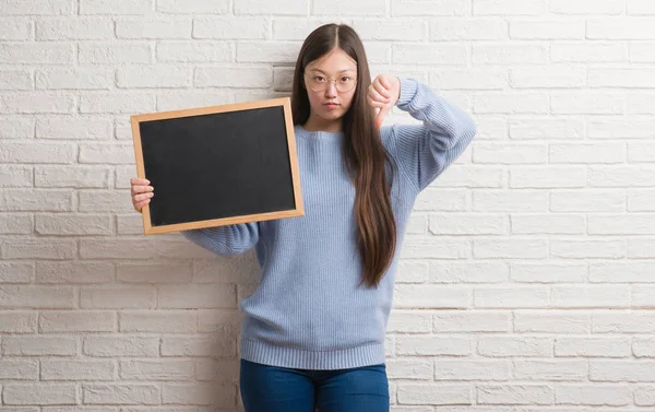 Joven Mujer China Sobre Pared Ladrillo Blanco Que Sobresale Lengua —  Fotos de Stock