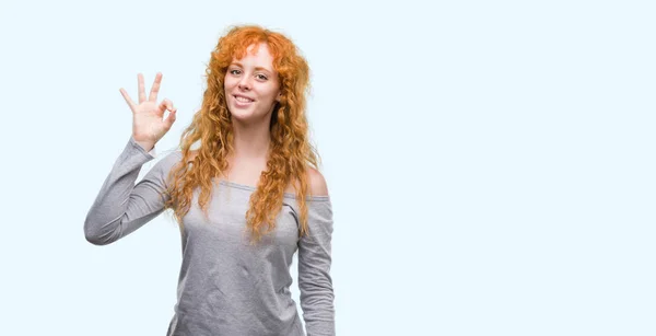 手と指で サインをしている肯定的な笑みを浮かべて若い赤毛の女性 成功した式 — ストック写真