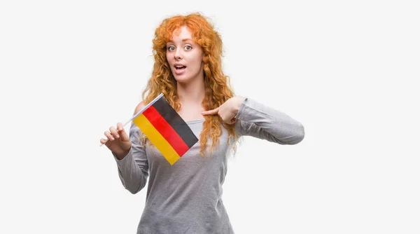 Jeune Rousse Femme Tenant Drapeau Allemagne Avec Visage Surprise Pointant — Photo