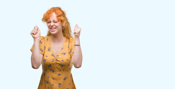 Zafer Kutluyor Gülümseyen Genç Kızıl Saçlı Kadın Kolları Olan Başarı — Stok fotoğraf