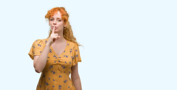 若い赤毛の女性が唇に指で静かにするように求めています 沈黙と秘密の概念 — ストック写真