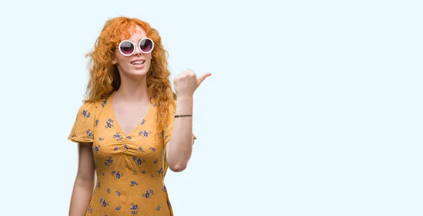 Mujer Pelirroja Joven Con Traje Verano Gafas Sol Apuntando Mostrando — Foto de Stock