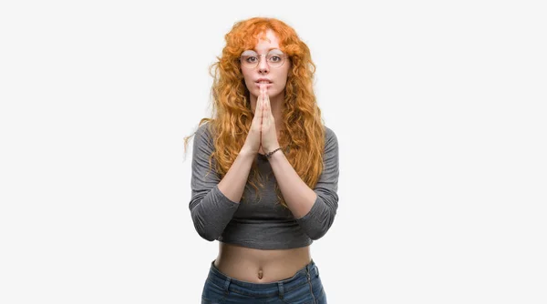 Νέοι Κοκκινομάλλα Γυναίκα Προσεύχεται Χέρια Μαζί Ζητώντας Συγχώρεση Χαμογελώντας Αυτοπεποίθηση — Φωτογραφία Αρχείου