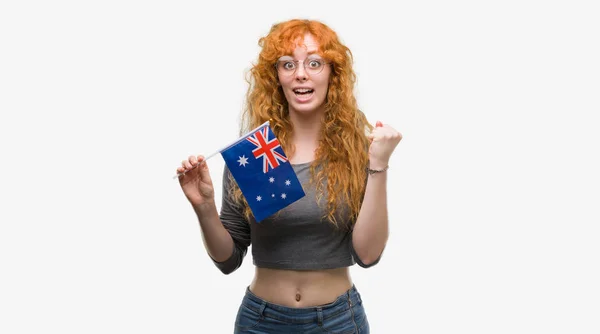 Jovem Ruiva Segurando Bandeira Austrália Gritando Orgulhoso Celebrando Vitória Sucesso — Fotografia de Stock