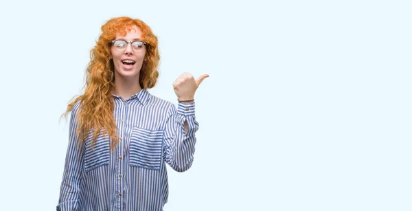 Jovem Ruiva Bussines Mulher Sorrindo Com Rosto Feliz Olhando Apontando — Fotografia de Stock