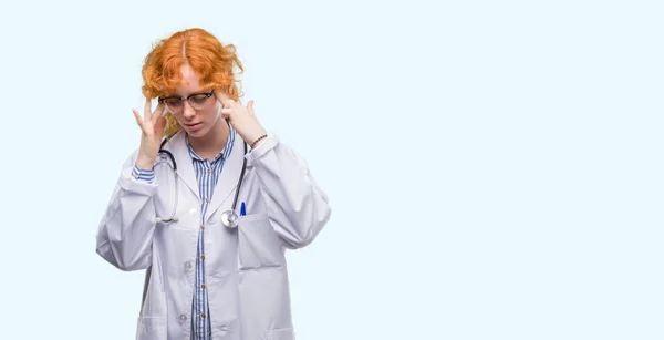 Mujer Pelirroja Joven Que Usa Uniforme Médico Con Mano Cabeza —  Fotos de Stock