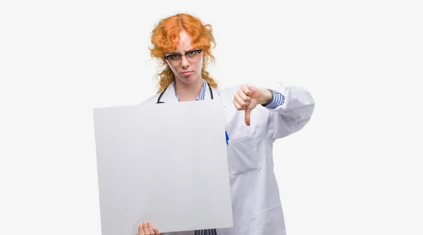 Jeune Rousse Médecin Femme Tenant Bannière Avec Visage Colère Signe — Photo