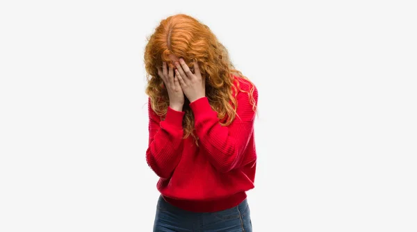 年轻的红衫女身穿红毛衣 脸上带着悲伤的表情 哭着捂着手 抑郁症概念 — 图库照片