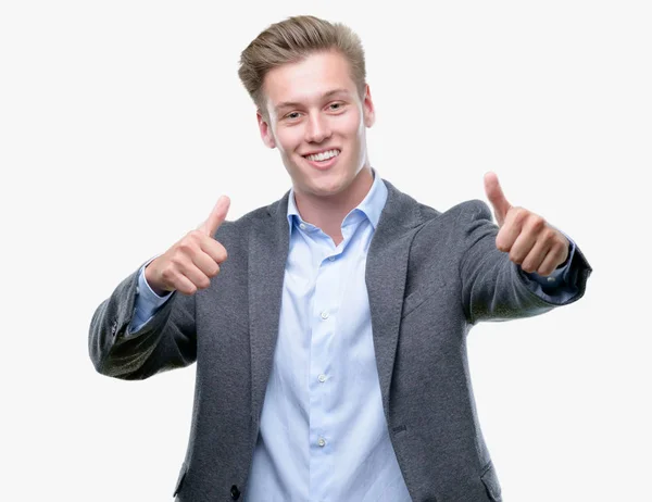 Mladý Pohledný Blond Obchodní Muž Schvalování Dělá Pozitivní Gesto Rukou — Stock fotografie