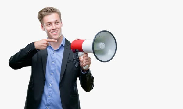 Jovem Homem Loiro Bonito Segurando Megafone Muito Feliz Apontando Com — Fotografia de Stock