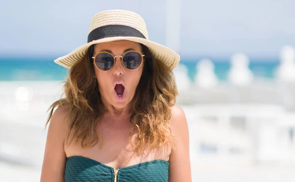 Brünette Frau Mittleren Alters Mit Sonnenbrille Pool Erschrocken Mit Einem — Stockfoto