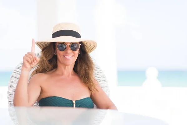 Brünette Frau Mittleren Alters Die Tisch Strand Sitzt Überrascht Mit — Stockfoto