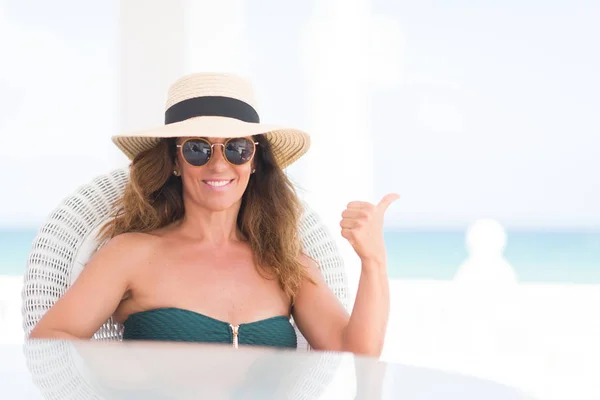 Mujer Morena Mediana Edad Sentada Mesa Junto Playa Señalando Mostrando — Foto de Stock