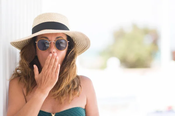 Mulher Morena Meia Idade Usando Óculos Sol Chapéu Verão Cobrir — Fotografia de Stock