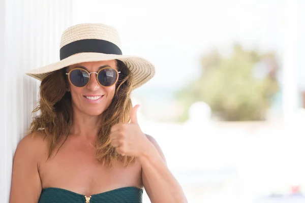 Mujer Morena Mediana Edad Con Gafas Sol Sombrero Verano Feliz — Foto de Stock