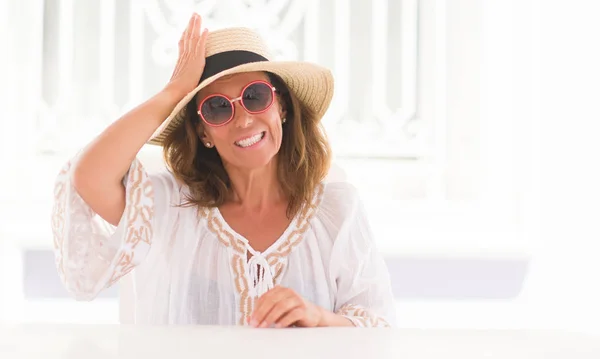 Middelbare Leeftijd Brunette Vrouw Zitten Aan Tafel Benadrukt Met Hand — Stockfoto