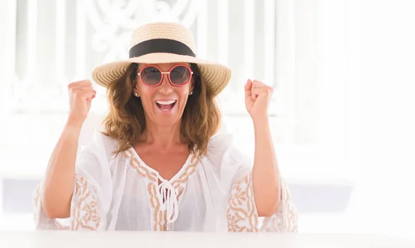 Middelbare Leeftijd Brunette Vrouw Zitten Aan Tafel Trots Schreeuwen Vieren — Stockfoto