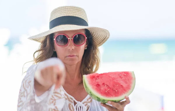 Brünette Frau Mittleren Alters Meer Die Wassermelone Isst Und Mit — Stockfoto