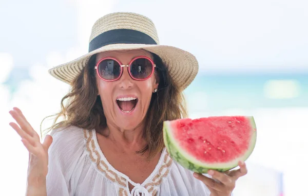 Mujer Morena Mediana Edad Junto Mar Comiendo Sandía Muy Feliz —  Fotos de Stock