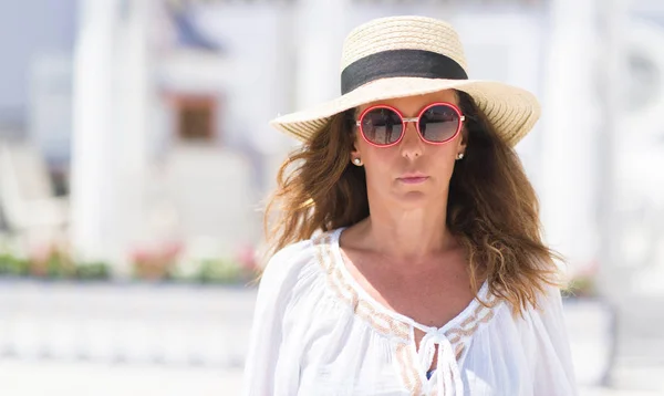 Mujer Morena Mediana Edad Con Gafas Sol Sombrero Verano Con — Foto de Stock