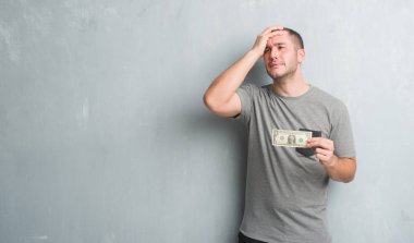 Bir dolar başına, el ile vurguladı gösterilen gri grunge duvarın üzerinden beyaz delikanlı şok utanç ve sürpriz suratla, öfkeli ve sinirli. Korku ve hata için üzgün.