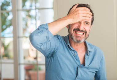 Baş, el ile vurguladı yakışıklı orta yaş adam şok utanç ve sürpriz suratla, öfkeli ve sinirli. Korku ve hata için üzgün.