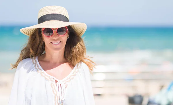 Brünette Frau Mittleren Alters Trägt Sommermütze Urlaub Strand Mit Einem — Stockfoto