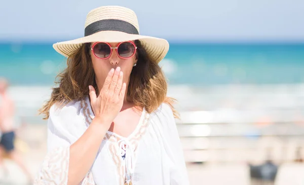 Mujer Morena Mediana Edad Vistiendo Sombrero Verano Vacaciones Por Playa —  Fotos de Stock