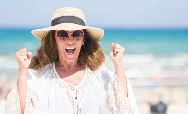 Mulher Morena Meia Idade Usando Chapéu Verão Férias Praia Gritando — Fotografia de Stock