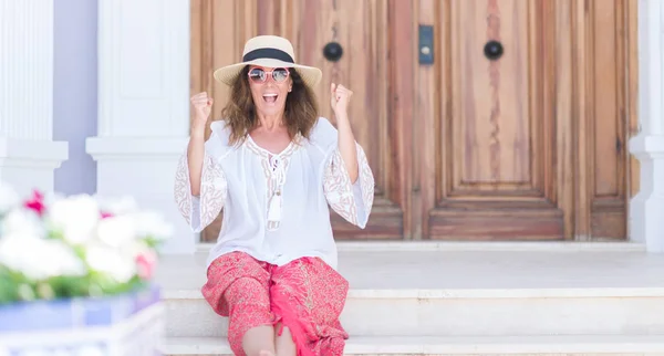 Middle Age Brunette Woman Wearing Summer Hat Vacations Screaming Proud — Stock Photo, Image