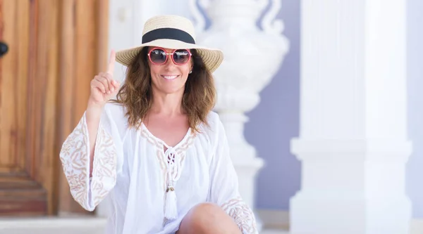 Mujer Morena Mediana Edad Con Sombrero Verano Vacaciones Sorprendida Con — Foto de Stock