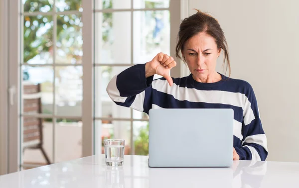 Mulher Meia Idade Usando Laptop Casa Com Rosto Irritado Sinal — Fotografia de Stock