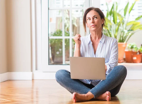 Midden Leeftijd Vrouw Met Behulp Van Laptop Aan Huis Ernstig — Stockfoto