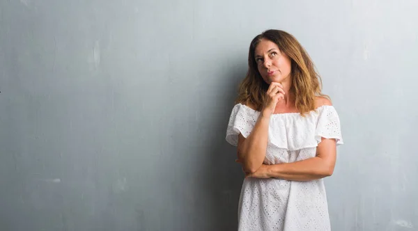 Mulher Hispânica Meia Idade Sobre Parede Grunge Cinza Com Mão — Fotografia de Stock