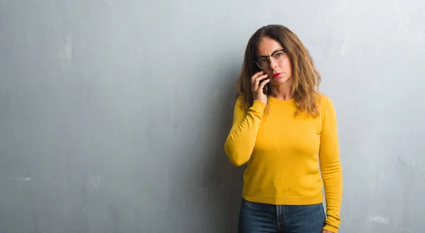 Mulher Hispânica Meia Idade Falando Telefone Com Uma Expressão Confiante — Fotografia de Stock