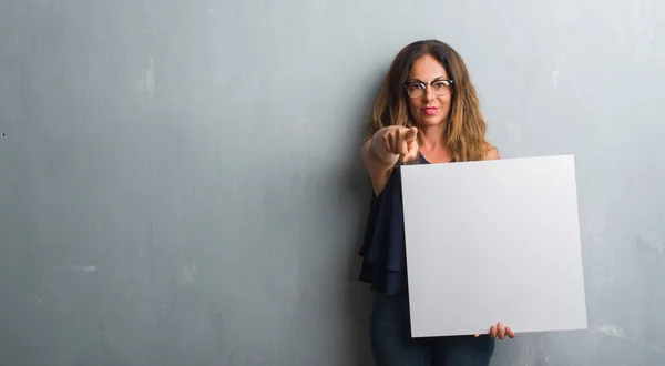 Mujer Hispana Mediana Edad Pie Sobre Pared Grunge Gris Sosteniendo —  Fotos de Stock