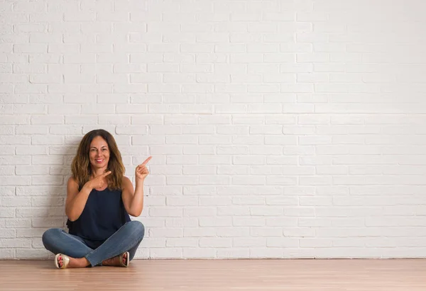 Mujer Hispana Mediana Edad Sentada Suelo Sobre Una Pared Ladrillo — Foto de Stock